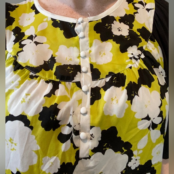 Kensie short sleeve top with floral pattern and tiny buttons - Picture 2 of 6